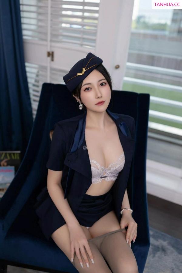 鱼子酱fish  [XiuRen]高清写真图 2025.04.11 No.10142 鱼子酱Fish 空姐制服第63张图片